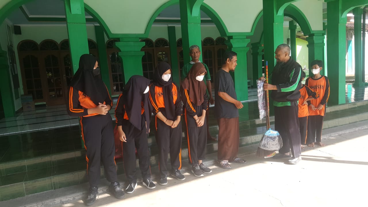 	Bakti Sosial Bulan Ramadhan SMP Negeri 1Takeran 2022